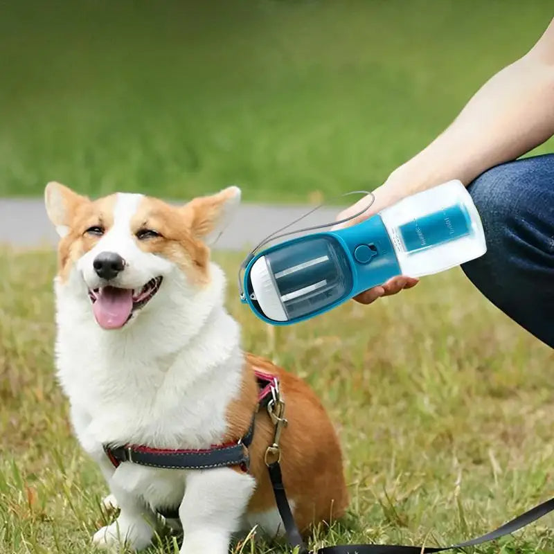 3-in-1 Hunde-Trinkflasche mit Futterbehälter und Kotbeutel-Fach